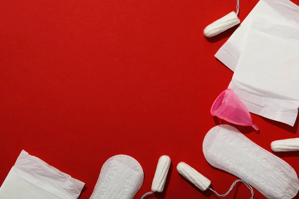 Mittel Zur Weiblichen Hygiene Während Der Menstruation Auf Rotem Hintergrund — Stockfoto