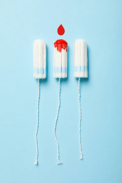 Tampon Untuk Hari Menstruasi Pada Latar Belakang Biru — Stok Foto