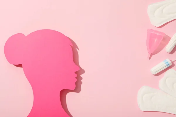 Siluet Betina Pink Dalam Profil Dengan Produk Kebersihan Menstruasi — Stok Foto