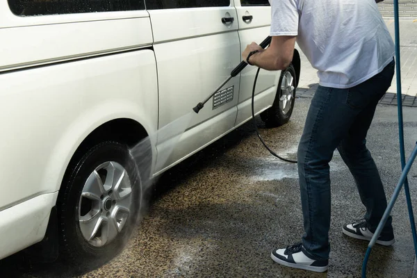 Mężczyzna Myje Samochód Samoobsługowej Myjni Samochodowej — Zdjęcie stockowe