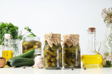 Lezzetli konserve yiyecekler, konserve salatalıklar, kış için yiyecekler.