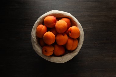 Kayısı ile kompozisyon, lezzetli ve taze meyve kavramı