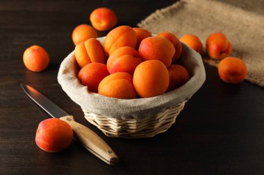 Kayısı ile kompozisyon, lezzetli ve taze meyve kavramı