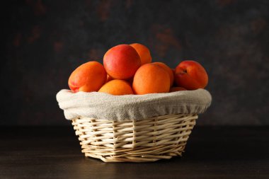 Kayısı ile kompozisyon, lezzetli ve taze meyve kavramı