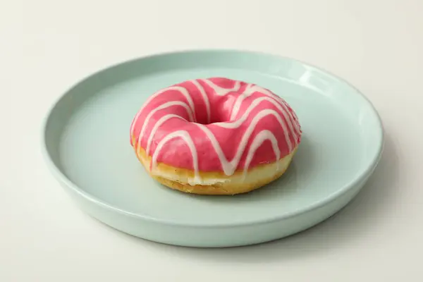 Rosa Glasierter Donut Auf Teller Auf Weißem Hintergrund — Stockfoto