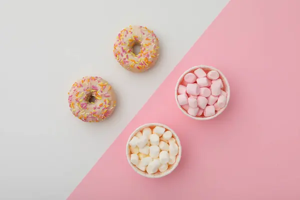 Donuts Und Marshmallows Pappbechern Auf Rosa Und Weißem Hintergrund Ansicht — Stockfoto
