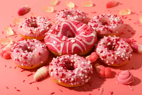 Donuts Und Gelee Bonbons Auf Rosa Hintergrund Nahaufnahme — Stockfoto