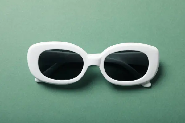 Die Sonnenbrille Ist Schwarz Mit Weißem Rahmen Auf Grünem Hintergrund — Stockfoto