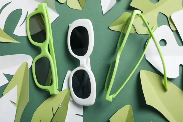 Óculos Sobre Fundo Verde Com Papel Folhas Tropicais — Fotografia de Stock
