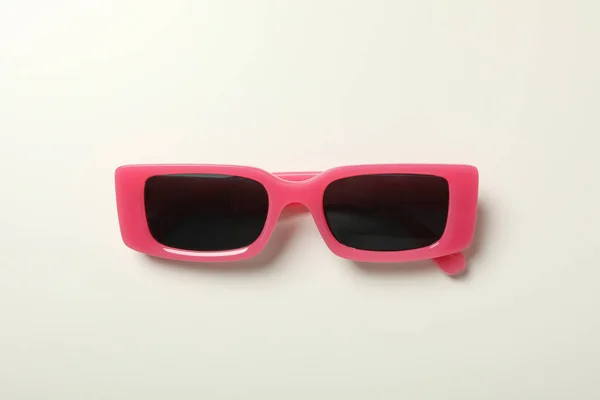 Ciemne Okulary Przeciwsłoneczne Różową Ramą Jasnym Tle — Zdjęcie stockowe