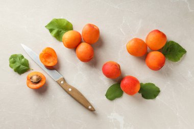 Kayısı ile kompozisyon, lezzetli ve taze meyve kavramı