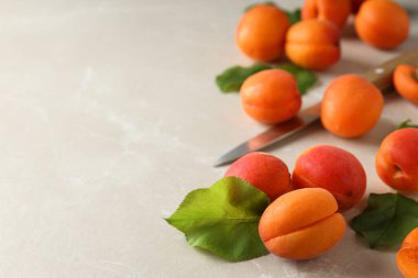 Kayısı ile kompozisyon, lezzetli ve taze meyve kavramı