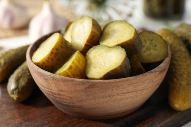 Lezzetli konserve yiyecekler, konserve salatalıklar, kış için yiyecekler.