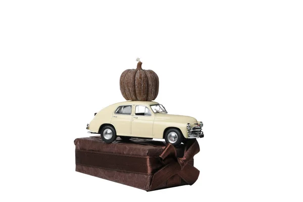 Png Carro Brinquedo Com Presente Uma Abóbora Telhado Isolado Fundo — Fotografia de Stock
