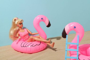 ODESSA, UKRAINE - 26 Temmuz 2023: Barbie bebek ve Barbie bebek aksesuarları konsepti