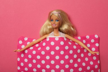 ODESSA, UKRAINE - 26 Temmuz 2023: Barbie bebek ve Barbie bebek aksesuarları konsepti