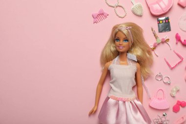 ODESSA, UKRAINE - 26 Temmuz 2023: Barbie bebek ve Barbie bebek aksesuarları konsepti