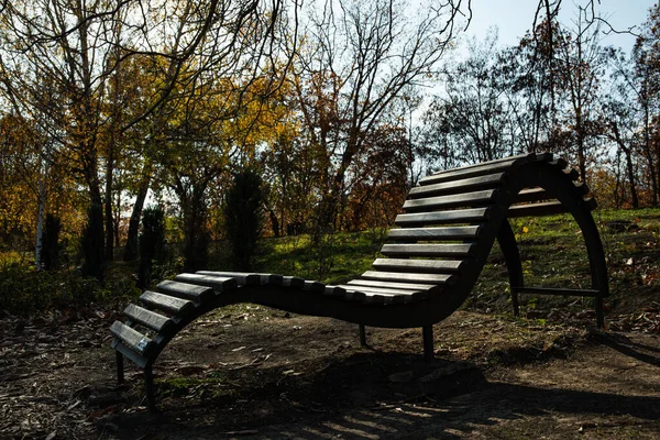 Ένα Δημιουργικό Κυματοειδές Παγκάκι Ένα Φθινοπωρινό Πάρκο — Φωτογραφία Αρχείου