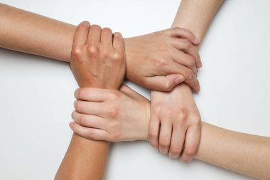 Üst görünüm beyaz arkaplanda bir kilitte birleştirilmiş eller