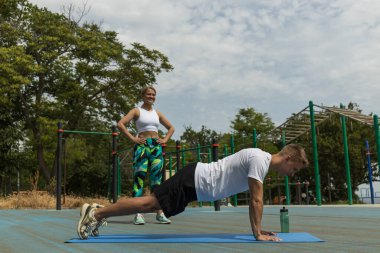 Spor sahasında spor yapan bir adam.