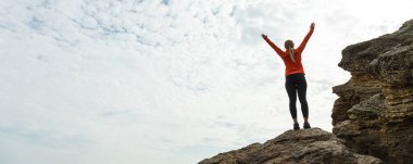 Kız doğada yoga yapıyor, deniz kenarında.
