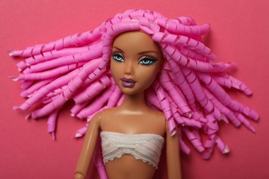 ODESSA, UKRAINE - 26 Temmuz 2023: Barbie bebek ve Barbie bebek aksesuarları konsepti