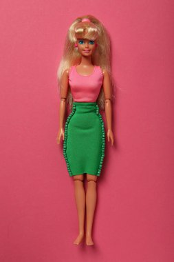 ODESSA, UKRAINE - 26 Temmuz 2023: Barbie bebek ve Barbie bebek aksesuarları konsepti