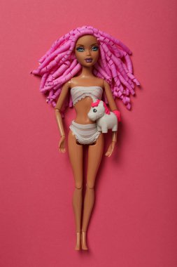 ODESSA, UKRAINE - 26 Temmuz 2023: Barbie bebek ve Barbie bebek aksesuarları konsepti