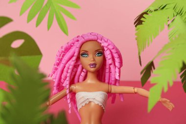 ODESSA, UKRAINE - 26 Temmuz 2023: Barbie bebek ve Barbie bebek aksesuarları konsepti