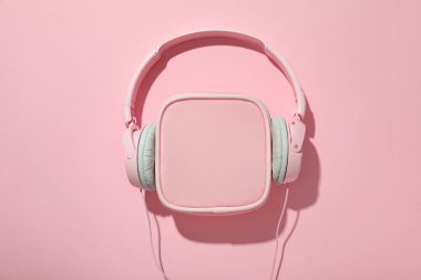 Barbiecore, pembe renkli stil konsepti, Barbiecore tarzı.