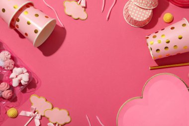 Barbiecore, pembe renkli stil konsepti, Barbiecore tarzı.