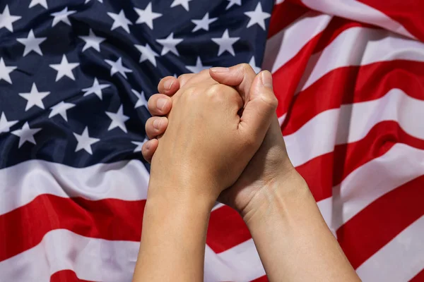 Close Human Handshake Background American Flag — Stock Photo, Image