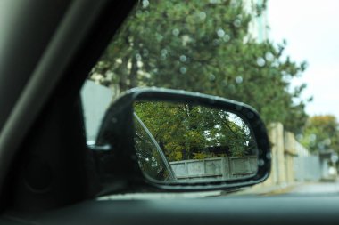 Yağmurlu havada bir arabanın dikiz aynası