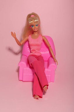 ODESSA, UKRAINE - 26 Temmuz 2023: Barbie bebek ve Barbie bebek aksesuarları konsepti