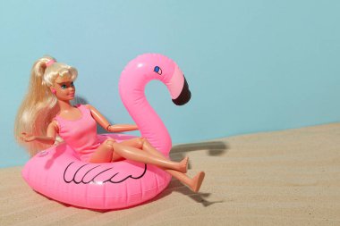 ODESSA, UKRAINE - 26 Temmuz 2023: Barbie bebek ve Barbie bebek aksesuarları konsepti