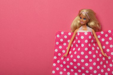 ODESSA, UKRAINE - 26 Temmuz 2023: Barbie bebek ve Barbie bebek aksesuarları konsepti