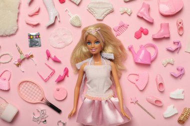 ODESSA, UKRAINE - 26 Temmuz 2023: Barbie bebek ve Barbie bebek aksesuarları konsepti