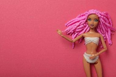 ODESSA, UKRAINE - 26 Temmuz 2023: Barbie bebek ve Barbie bebek aksesuarları konsepti