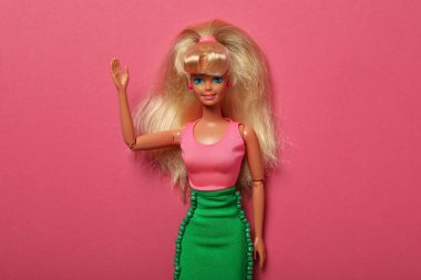 ODESSA, UKRAINE - 26 Temmuz 2023: Barbie bebek ve Barbie bebek aksesuarları konsepti