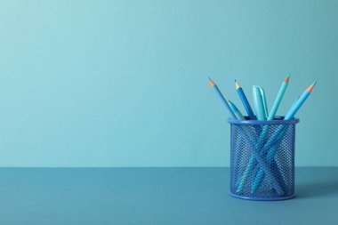 Mavi arkaplanda duran mavi kalemler, metin için boşluk