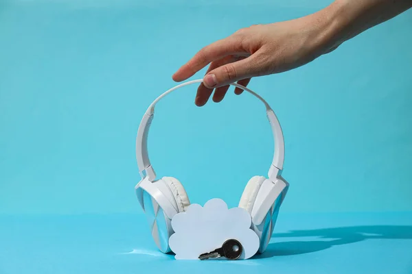 Full Size Headphones White Paper Cloud Key Blue Background — Stock Photo, Image