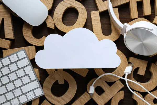 Bílý Papírový Mrak Gadgets Pozadí Dřevěných Písmen Cloud Computing Koncept — Stock fotografie
