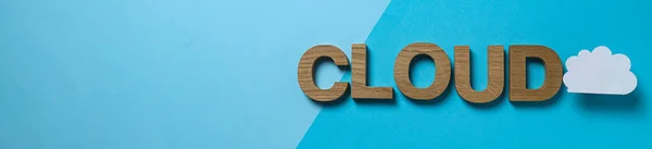 Slovo Coloud Dřevěnými Písmeny Modrém Pozadí Místo Pro Text — Stock fotografie