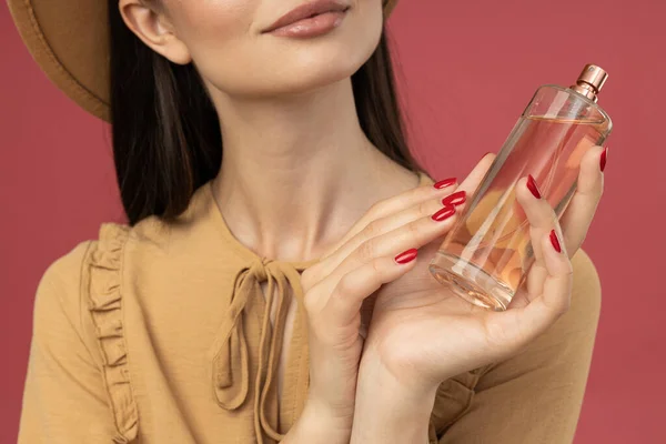 Botella Perfume Las Manos Mujer Joven Sobre Fondo Rosa — Foto de Stock