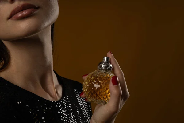 Mujer Joven Aplicando Perfume Sobre Fondo Marrón Espacio Para Texto — Foto de Stock