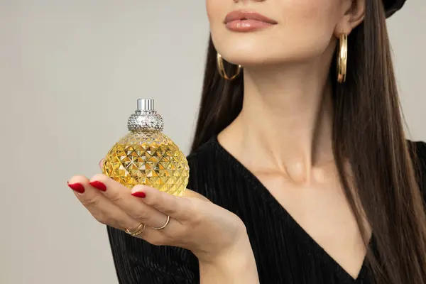 Parfum Fles Hand Van Jonge Vrouw Witte Achtergrond — Stockfoto
