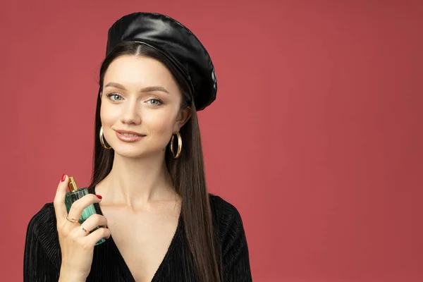 Mujer Joven Boina Frasco Perfume Sobre Fondo Rosa Espacio Para — Foto de Stock