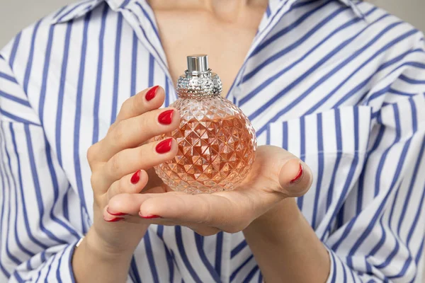Botella Perfume Las Manos Mujer Joven Cerca — Foto de Stock
