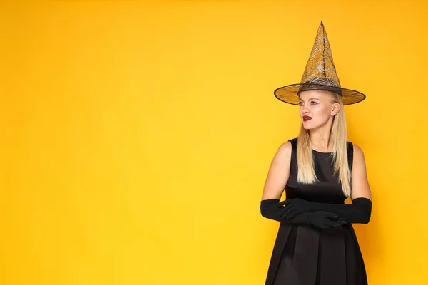 Dívka Halloweenském Kostýmu Žlutém Pozadí — Stock fotografie