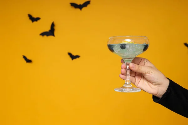Cocktail Mão Fundo Amarelo Com Morcegos — Fotografia de Stock